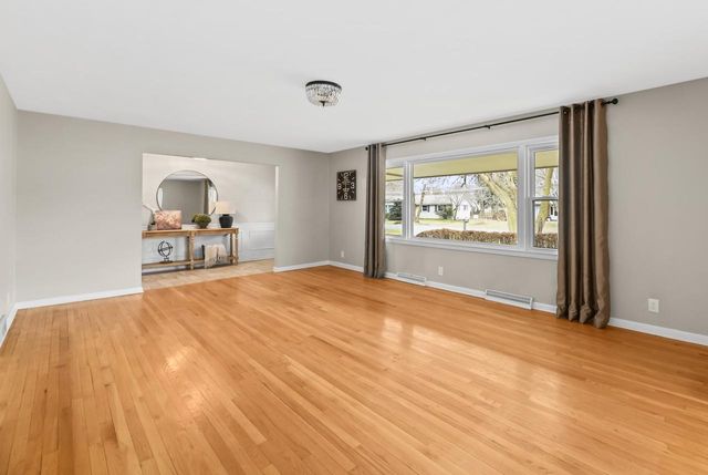 5023 Valley TRAIL, Wind Point, WI 53402