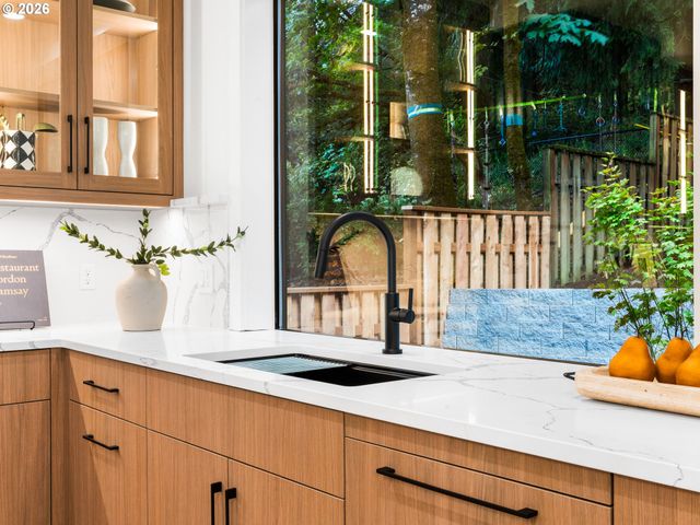 1160 OAK Ter, Lake Oswego, OR 97034