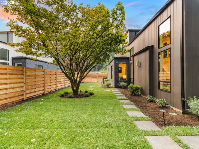 1160 OAK Ter, Lake Oswego, OR 97034