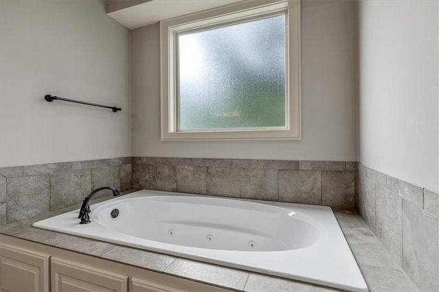 11775 NW 81st Street, Parkville, MO 64152