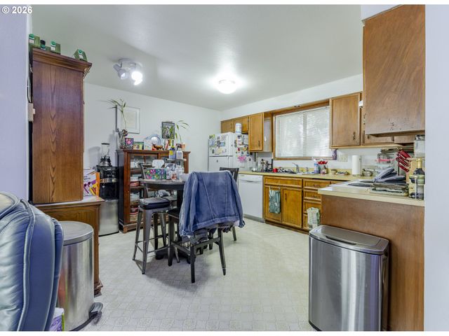 2209 CAL YOUNG Rd, Eugene, OR 97401