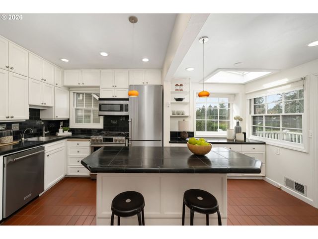 2695 Sw MONTGOMERY Dr, Portland, OR 97201