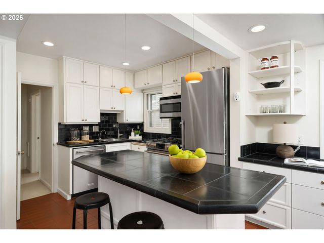 2695 Sw MONTGOMERY Dr, Portland, OR 97201