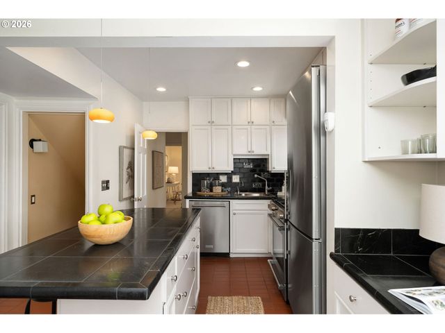 2695 Sw MONTGOMERY Dr, Portland, OR 97201