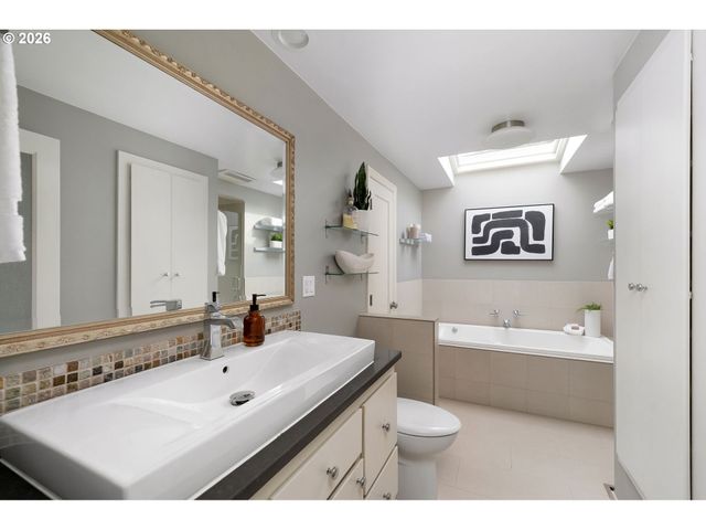 2695 Sw MONTGOMERY Dr, Portland, OR 97201