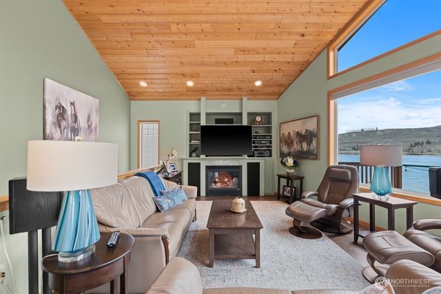 15107 N Lakeshore Drive, Entiat, WA 98822