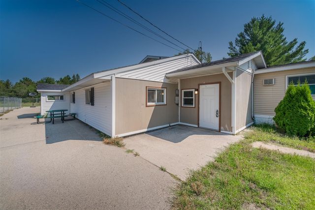 9284 M-35, Gladstone, MI 49837