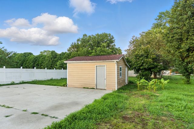 215 Patrick St, Estill Springs, TN 37330