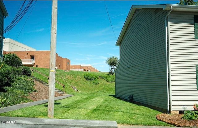 613 Spring Hill Road Apt 13, Johnson City, TN 37604
