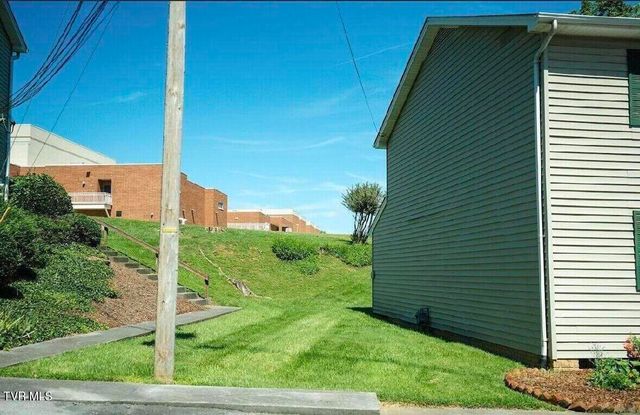 613 Spring Hill Road Apt 13, Johnson City, TN 37604
