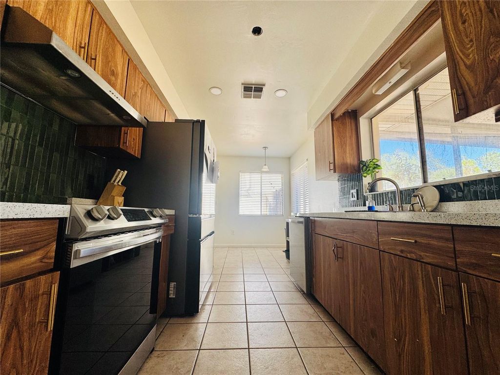 Image 8 of property listing at 2360 CAPTAIN DRIVE, Deltona, FL 32738