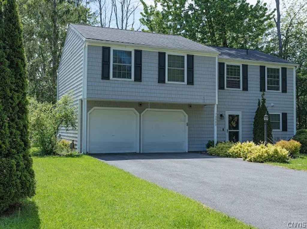 3082 Amberlea Lane, Lysander, NY 13027