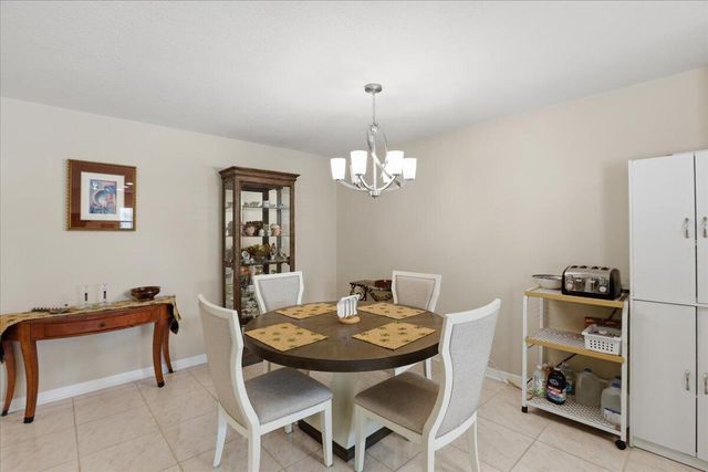 1172 S Drive Circle B, Delray Beach, FL 33445