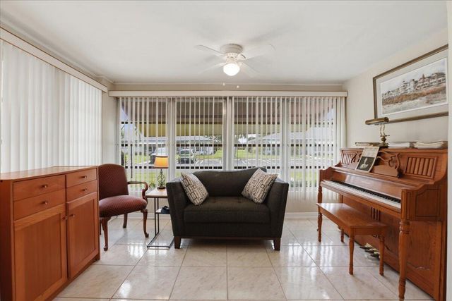 1172 S Drive Circle B, Delray Beach, FL 33445