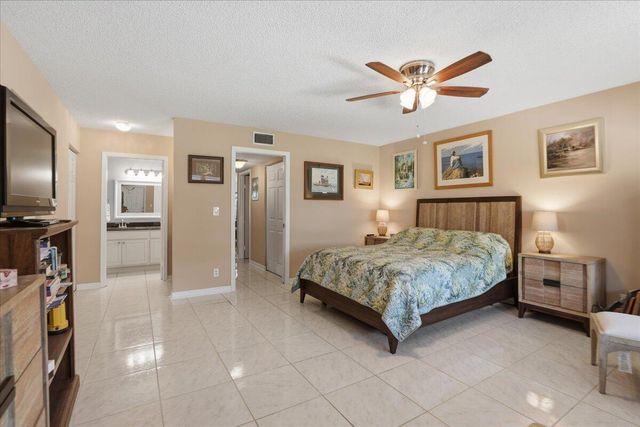 1172 S Drive Circle B, Delray Beach, FL 33445