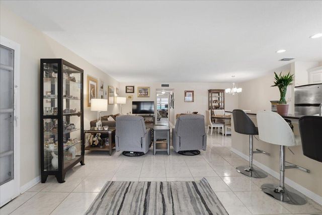 1172 S Drive Circle B, Delray Beach, FL 33445