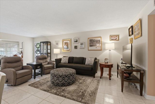 1172 S Drive Circle B, Delray Beach, FL 33445
