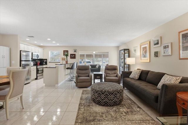 1172 S Drive Circle B, Delray Beach, FL 33445