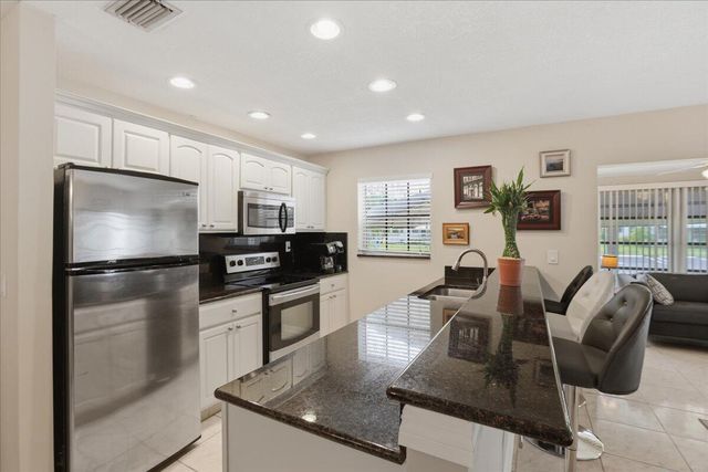 1172 S Drive Circle B, Delray Beach, FL 33445