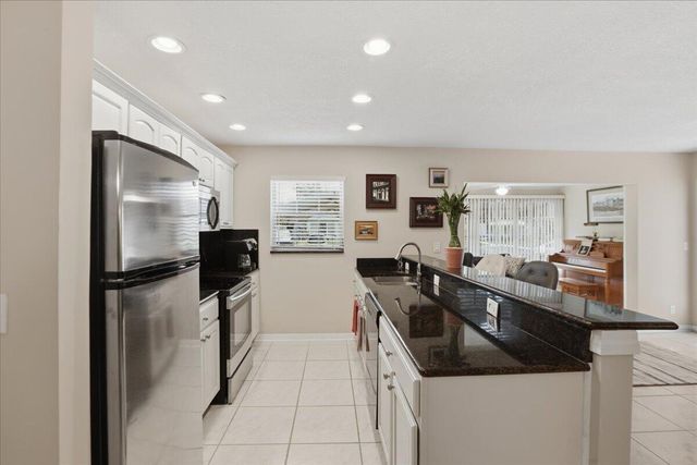 1172 S Drive Circle B, Delray Beach, FL 33445