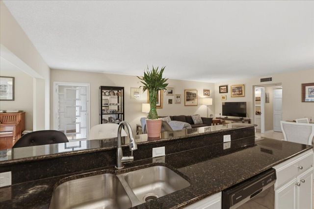1172 S Drive Circle B, Delray Beach, FL 33445
