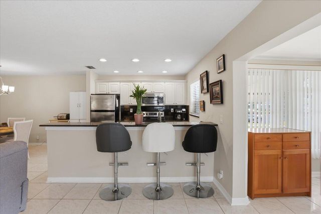 1172 S Drive Circle B, Delray Beach, FL 33445