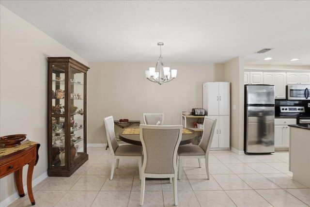 1172 S Drive Circle B, Delray Beach, FL 33445