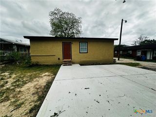 714 S River Street B, Seguin, TX 78155