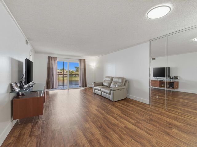 7292 S Devon Drive 302, Tamarac, FL 33321