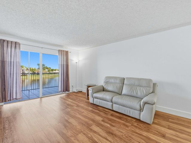 7292 S Devon Drive 302, Tamarac, FL 33321