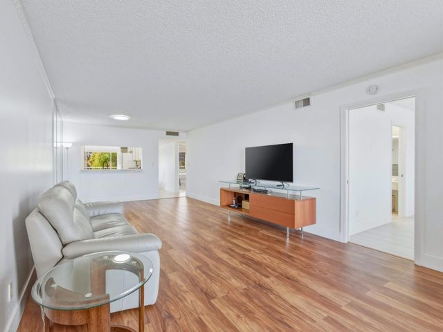 7292 S Devon Drive 302, Tamarac, FL 33321