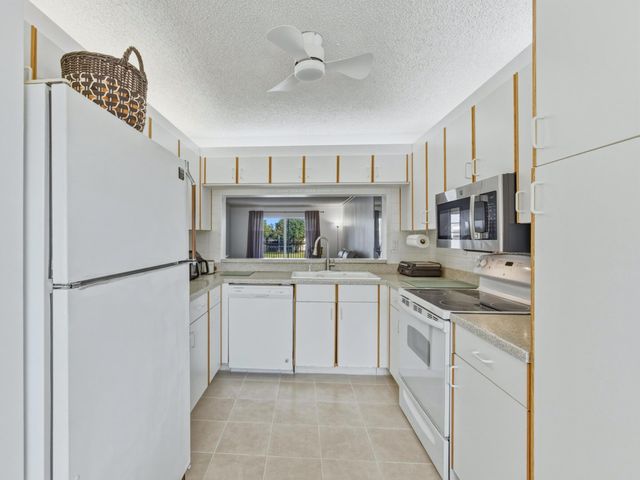 7292 S Devon Drive 302, Tamarac, FL 33321
