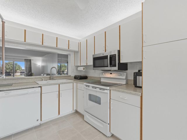 7292 S Devon Drive 302, Tamarac, FL 33321