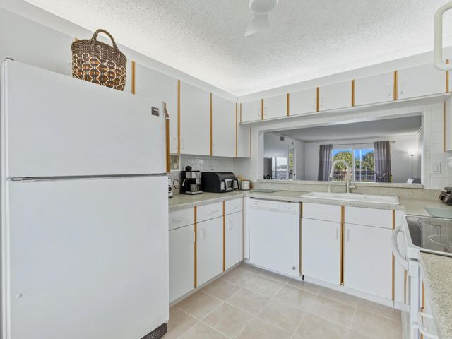 7292 S Devon Drive 302, Tamarac, FL 33321