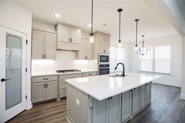 6806 SW Orange Avenue, Bentonville, AR 72713