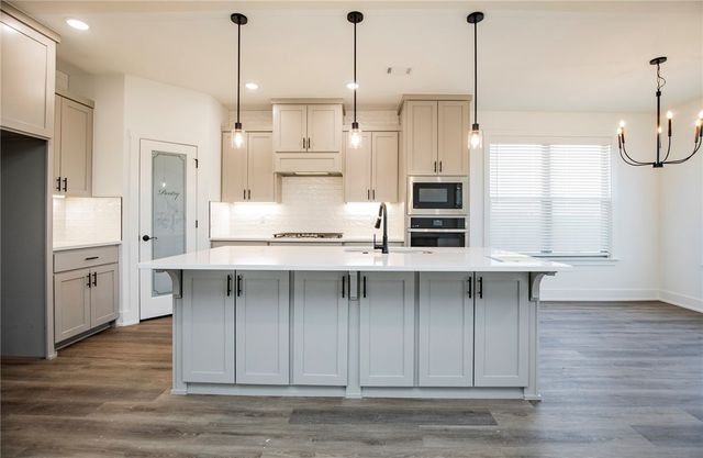 6806 SW Orange Avenue, Bentonville, AR 72713