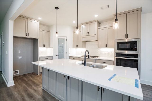 6806 SW Orange Avenue, Bentonville, AR 72713