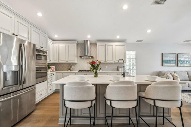 10145 KINGSBRIDGE AVENUE, Tampa, FL 33626