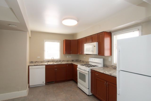 17 W Crystal Lake Avenue 17, Crystal Lake, IL 60014