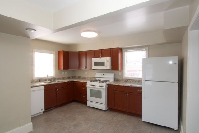 17 W Crystal Lake Avenue 17, Crystal Lake, IL 60014