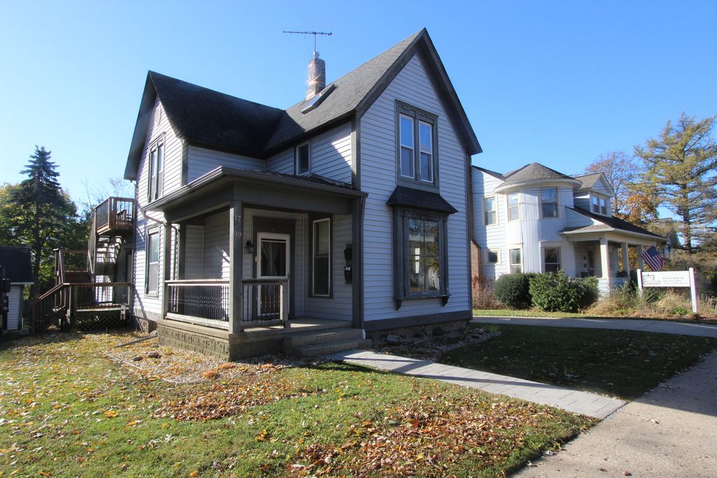 17 W Crystal Lake Avenue 17, Crystal Lake, IL 60014