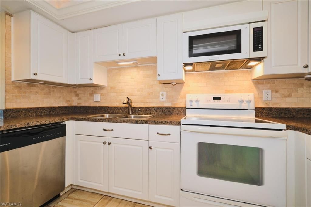 Image 16 of property listing at 4707 SE 5th AVE 102, Cape Coral, FL 33904