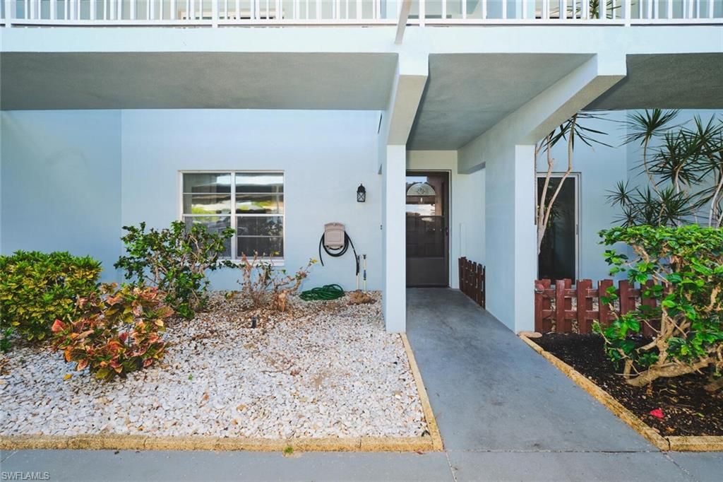 Image 6 of property listing at 4707 SE 5th AVE 102, Cape Coral, FL 33904