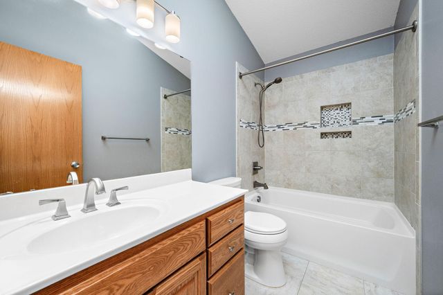550 Hawthorne Woods Drive, Eagan, MN 55123