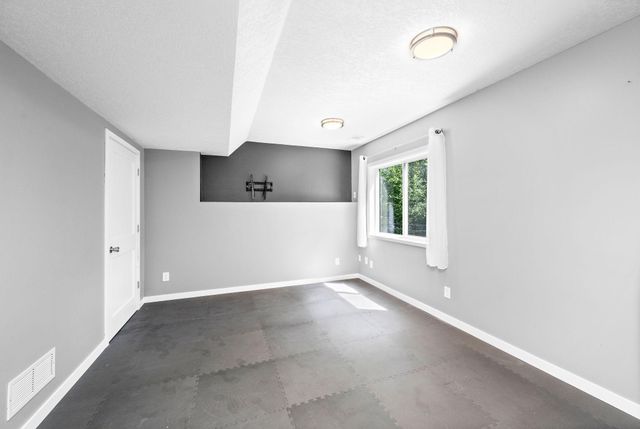 550 Hawthorne Woods Drive, Eagan, MN 55123