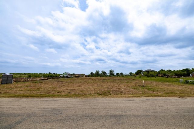 520 Engelke RD, Niederwald, TX 78640