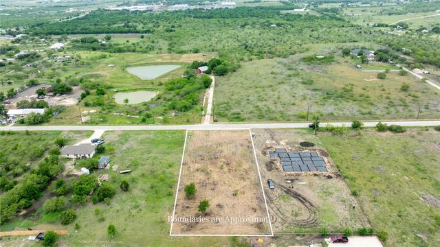 520 Engelke RD, Niederwald, TX 78640