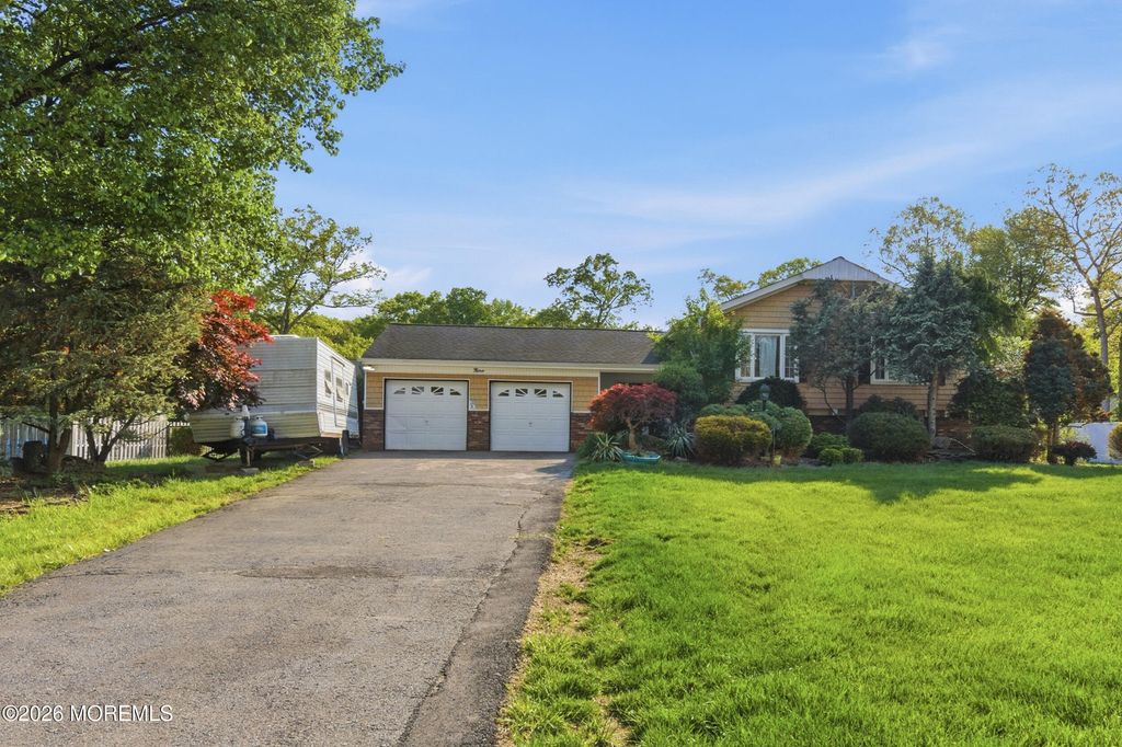9 Camelot Court, Manalapan, NJ 07726