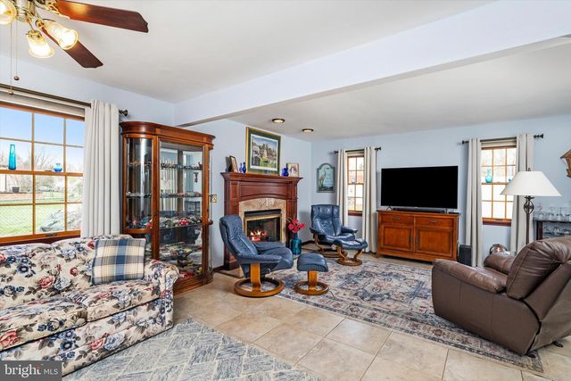 22 HOFFMAN DR, Hamilton, NJ 08690