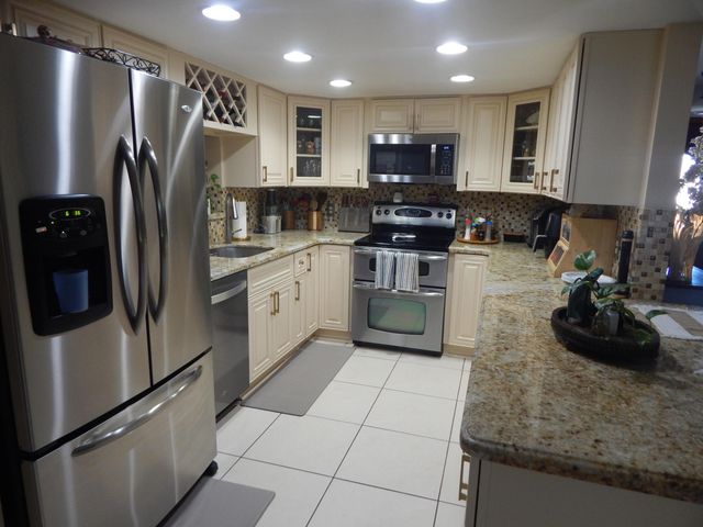 121 Granada Street, Royal Palm Beach, FL 33411